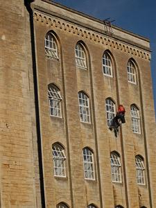 Building Refurbishment abseiler
