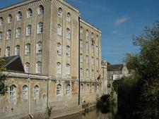 Window frame painting using abseilers from Hiline